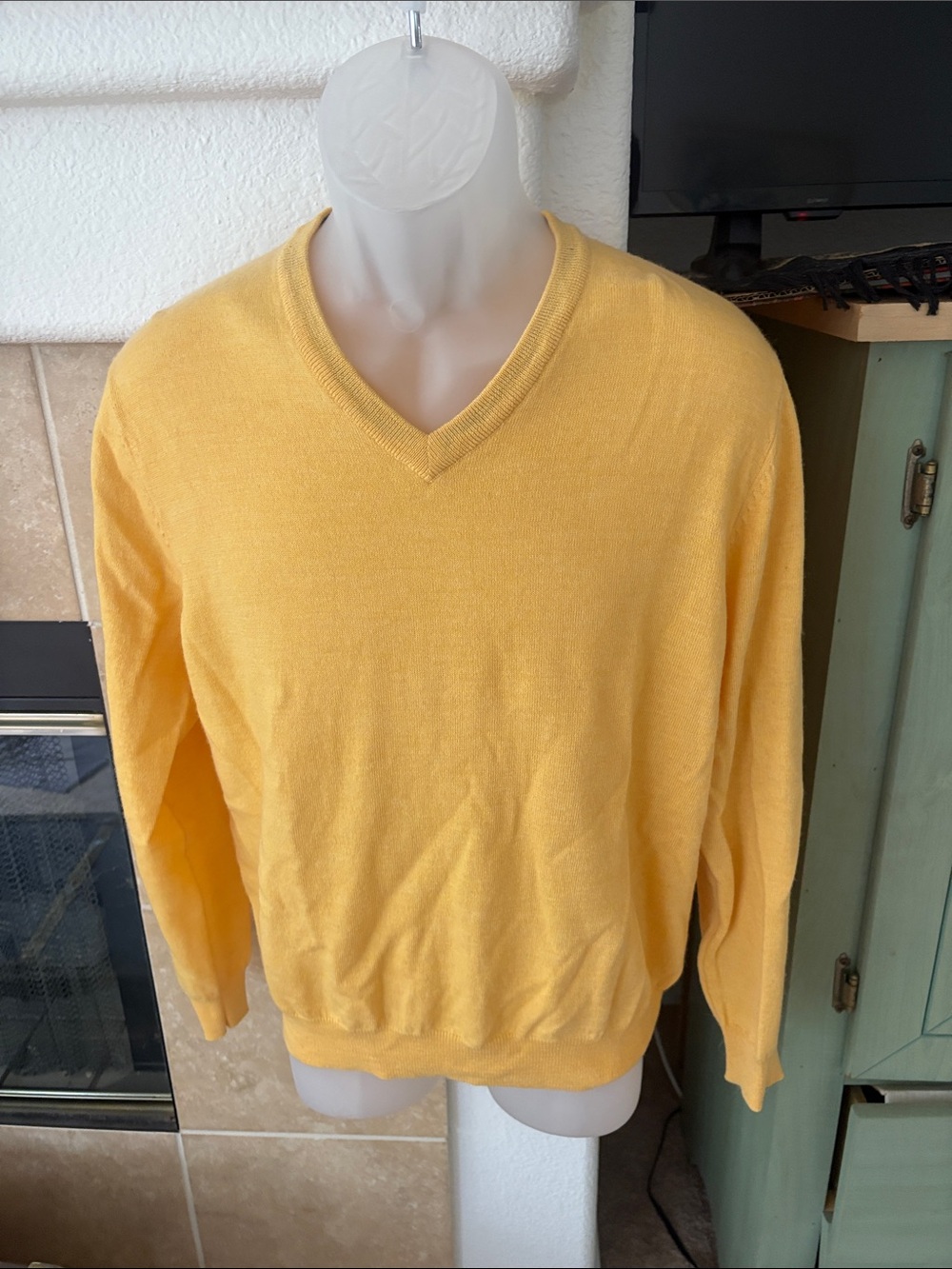 Club Room Estate Merino Yellow V-Neck Sweater Men’s Medium 100% Merino Wool